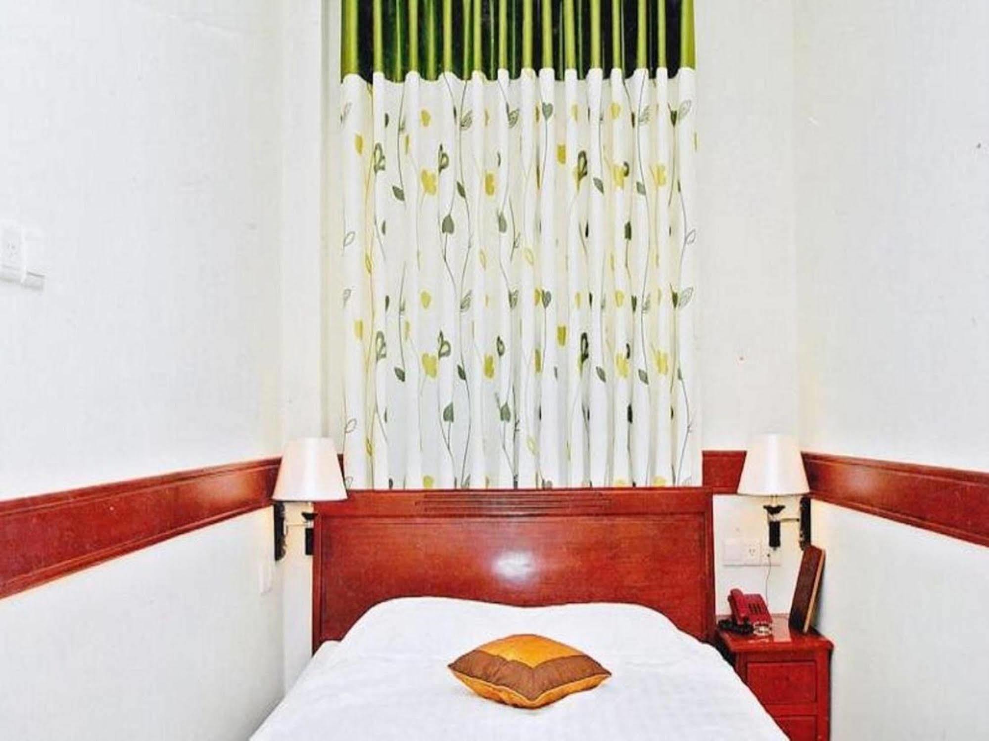 Hoang Thanh Thuy Airport Hotel 1 - Gan Am Thuc Dem Cho Hoang Hoa Tham Ho Chi Minh City Bagian luar foto